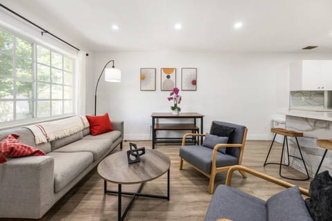 3 BR home near airport + ample parking & fast Wifi