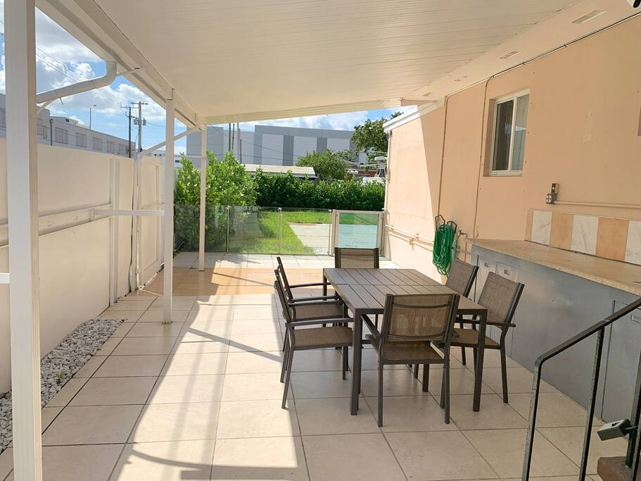 3 BR Home/Close to airport/Fast Wifi/Parking/Grill