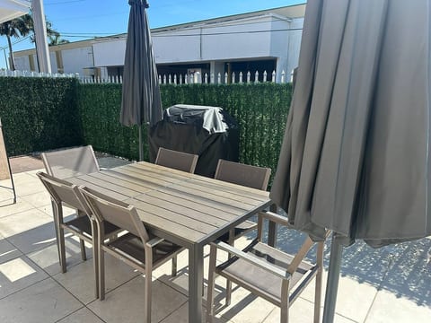3 BR home near airport + ample parking & fast Wifi