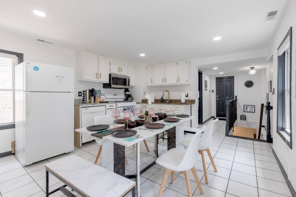 Movie Room, Sauna, Garden Oasis in Central Manor