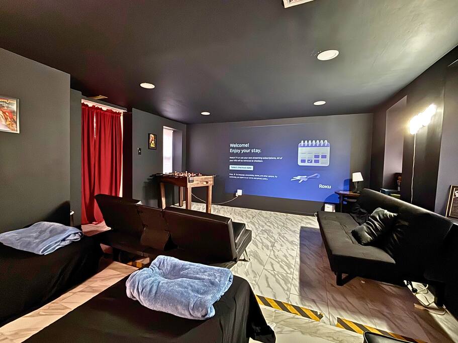 Movie Room, Sauna, Garden Oasis in Central Manor