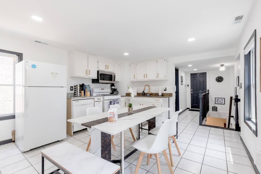 Movie Room, Sauna, Garden Oasis in Central Manor