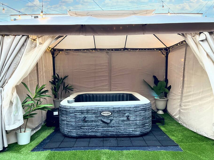 Movie Room, Sauna, Garden Oasis in Central Manor