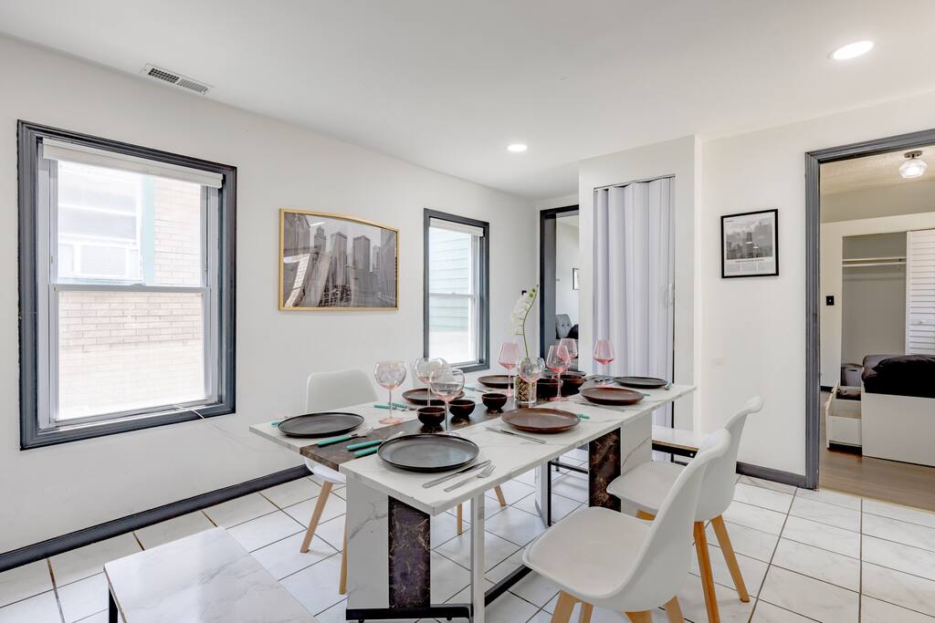 Movie Room, Sauna, Garden Oasis in Central Manor
