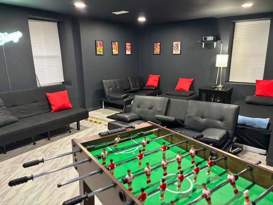Movie Room, Sauna, Garden Oasis in Central Manor