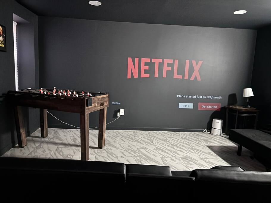 Movie Room, Sauna, Garden Oasis in Central Manor