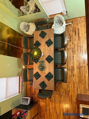 LUXE Vintage Green Loft 10min to Downtown, Beach