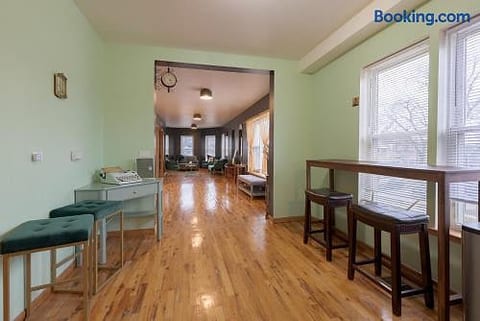 LUXE Vintage Green Loft 10min to Downtown, Beach