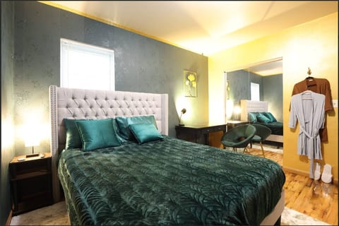 [Bedroom #2] Queen bed, workspace & baby play pen 