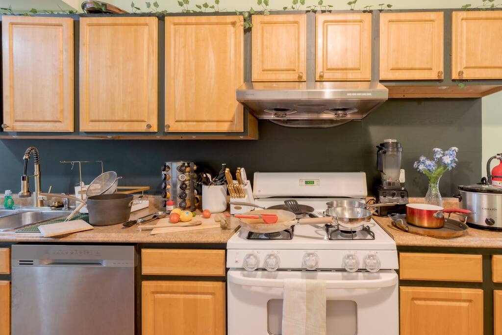 Vintage King Suite in 3-BED APT (10min to DT)
