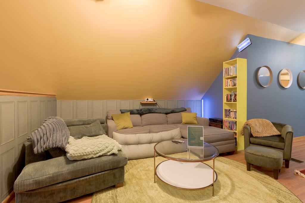 Vintage King Suite in 3-BED APT (10min to DT)
