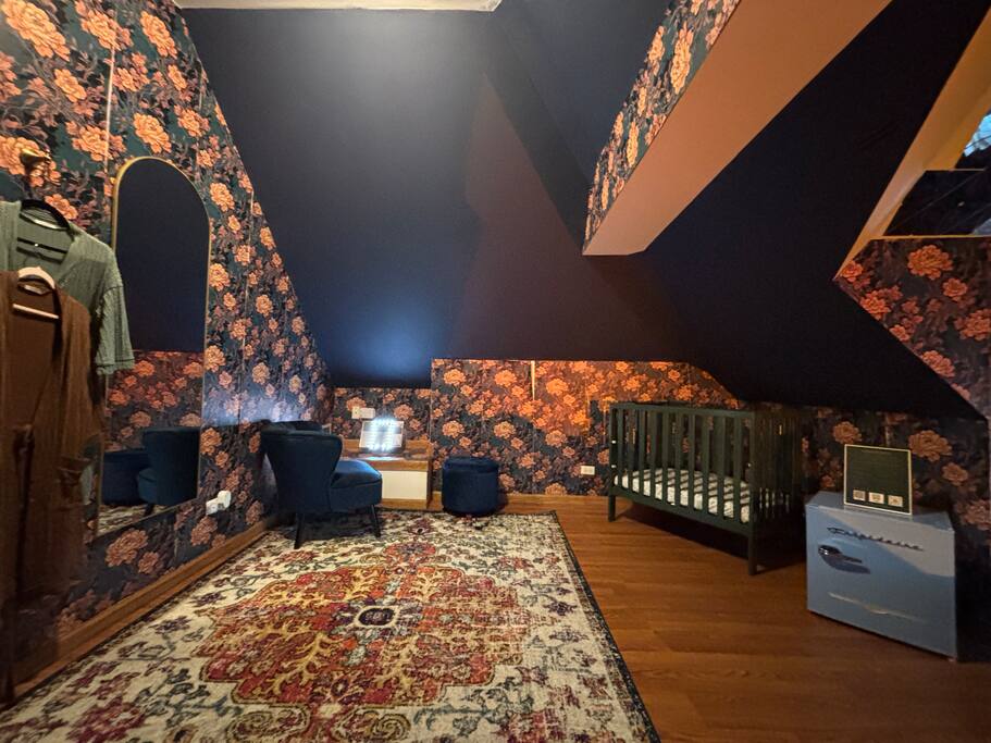 Vintage King Suite in 3-BED APT (10min to DT)