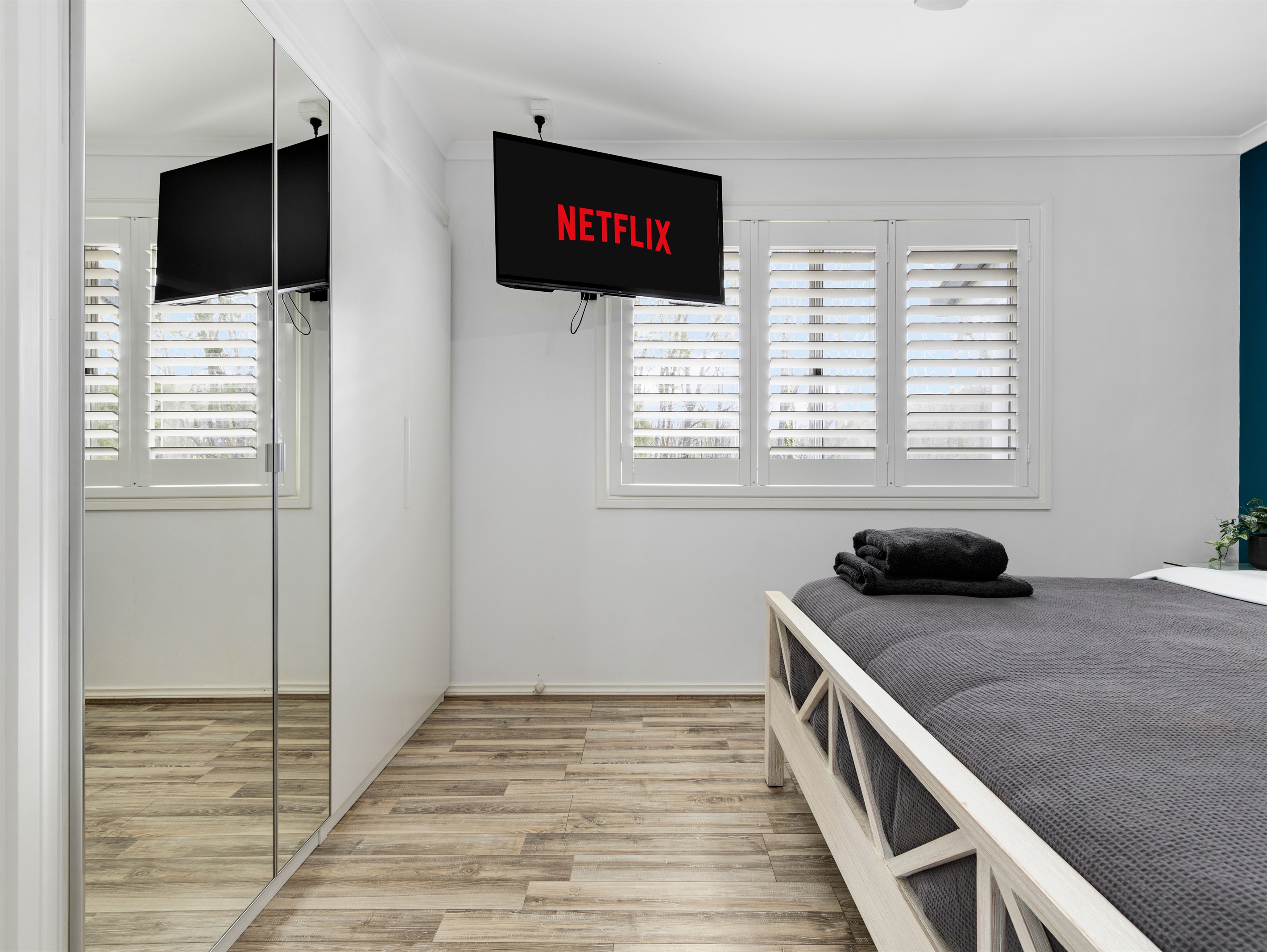 Skyes Beach House - Upstairs Accommodation - Malua Bay