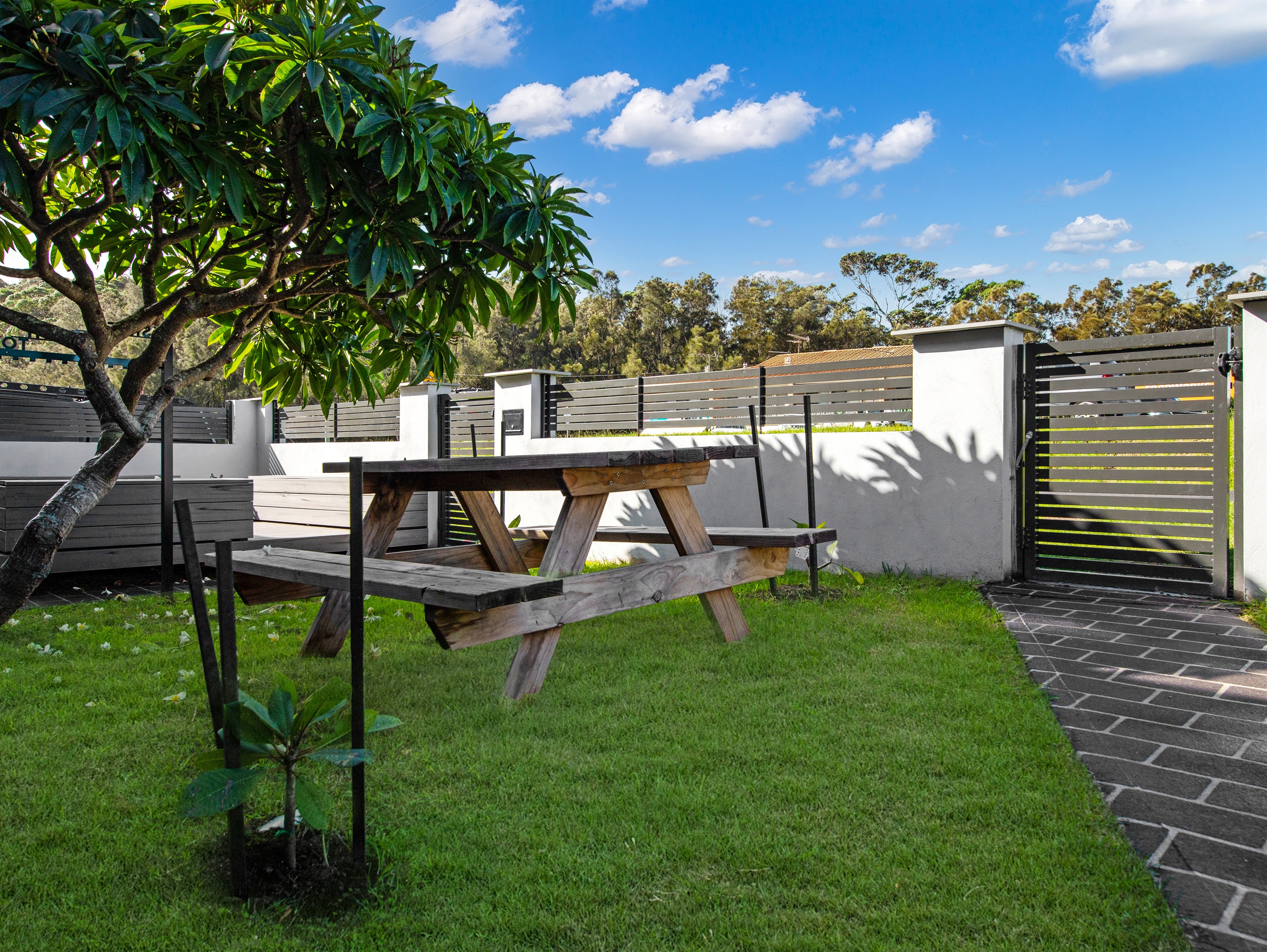 Skyes Beach House - Upstairs Accommodation - Malua Bay