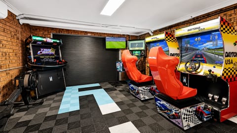 The Games Room : Skye’s Beach House Malua Bay includes a full arcade-style games room with two Daytona racing machines, 151 racing games, a 4-player shooter arcade with 4,700 games and a virtual pinball machine with 1,300 games.