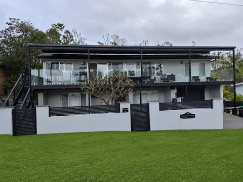 Perfect — final caption:
Skye’s Beach House Malua Bay combines a large beach house layout with a premium Batemans Bay position, just a 2-minute walk to the beach.