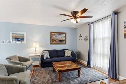 Livingroom with pullout sofa