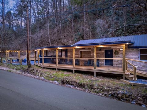 Bear Paradise Cabin-New!