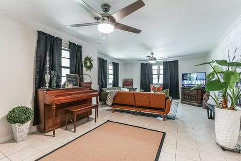 Five Oaks Farmhouse, Private Home on 2+ Acres