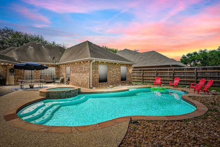 Executive Estate Villa ~Pool + Hot Tub ~ - Friendswood
