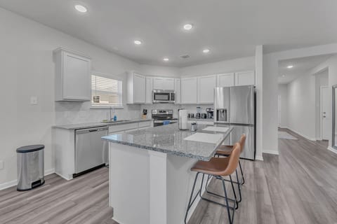 Troy 4BR Hub for Business Pros