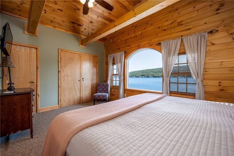 Keuka Waterfront Cottage*WiFi*Beach Area