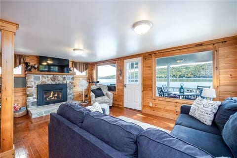 Keuka Waterfront Cottage*WiFi*Beach Area