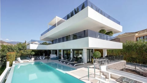 Your Dream Home Awaits: A Modern Oasis 