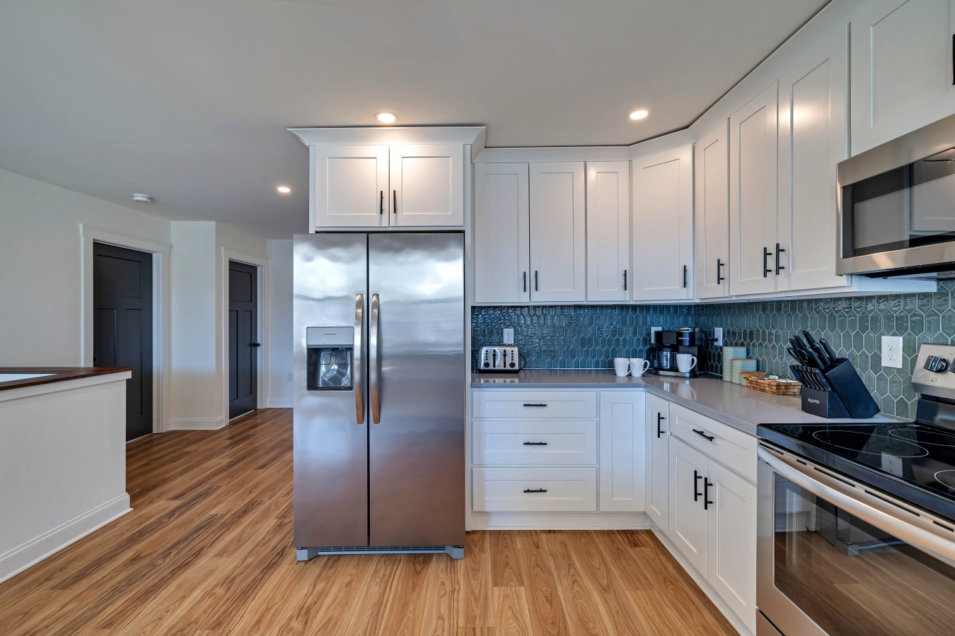 the-nordic-lakehaus-hot-tub-theatre-roomkayaks/