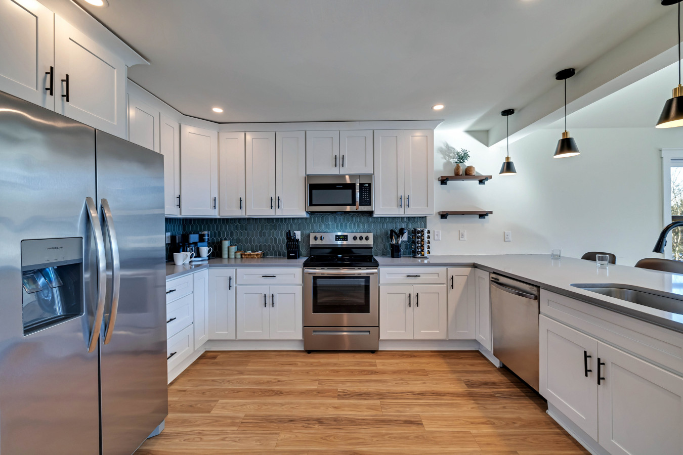 the-nordic-lakehaus-hot-tub-theatre-roomkayaks/