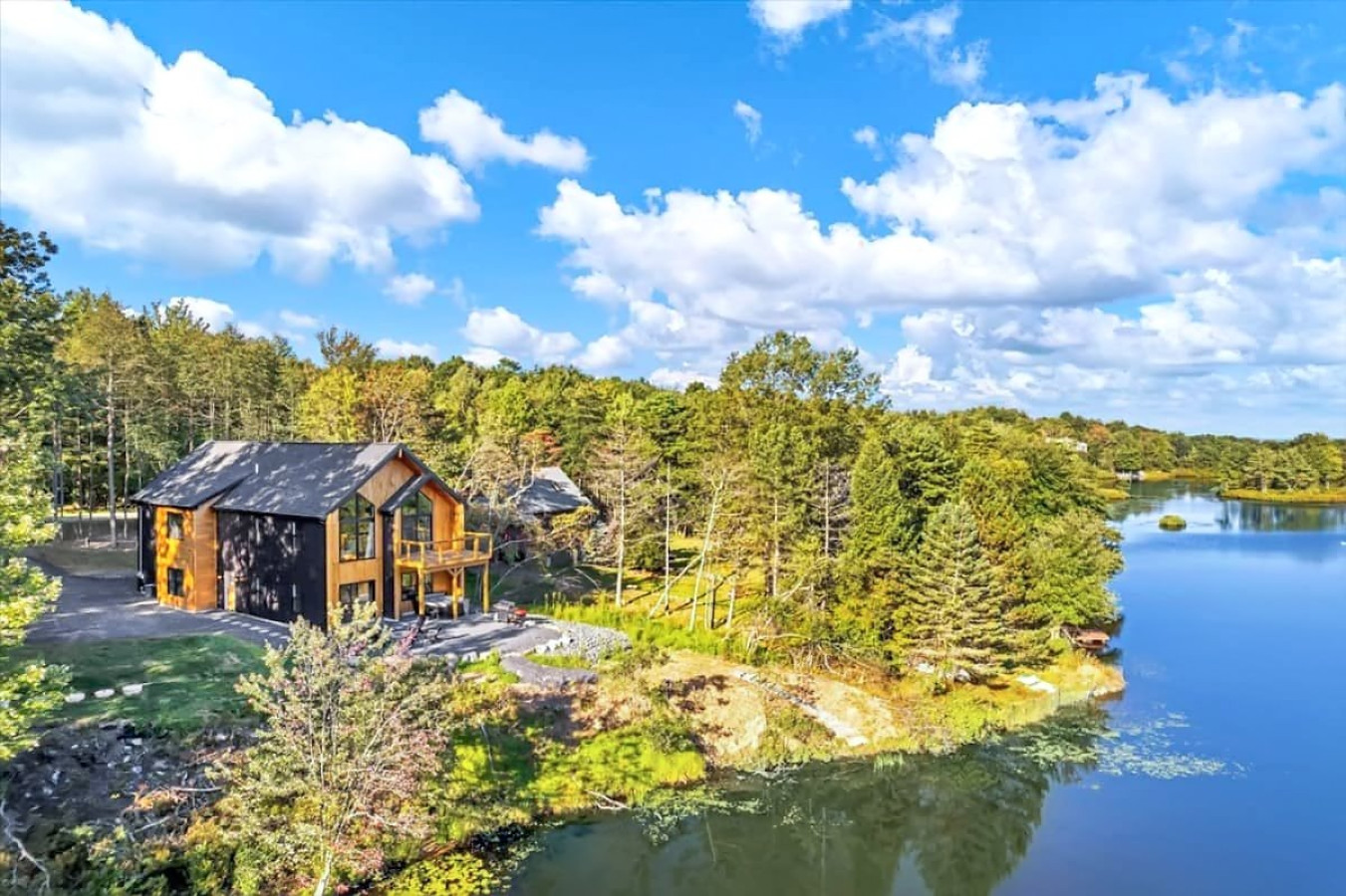 the-nordic-lakehaus-hot-tub-theatre-roomkayaks/