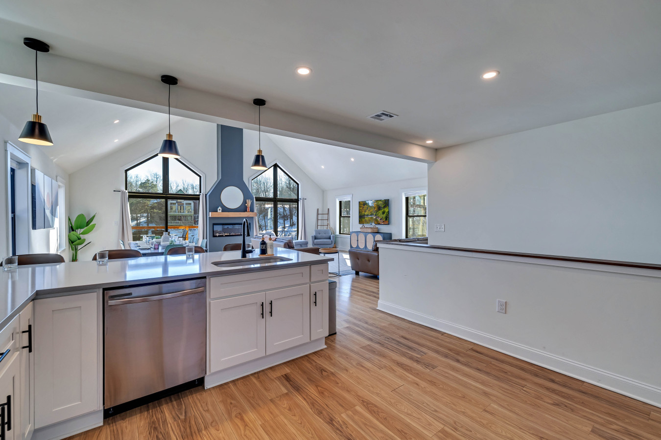 the-nordic-lakehaus-hot-tub-theatre-roomkayaks/