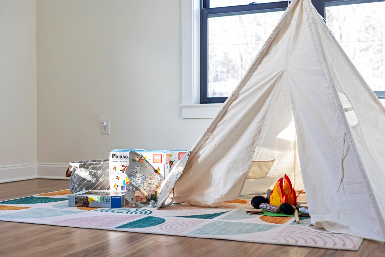 the-nordic-lakehaus-hot-tub-theatre-roomkayaks/