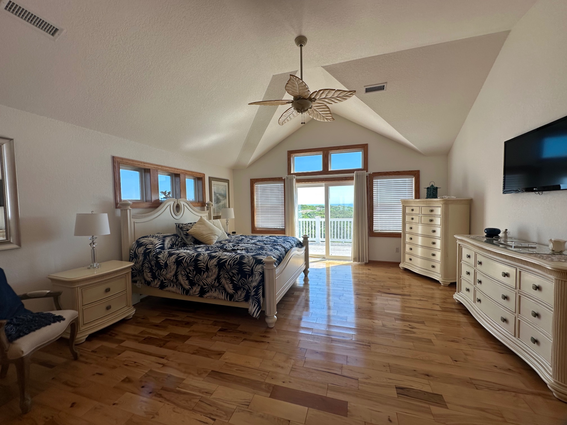 King Master Bedroom with Full Bath Shower & Jacuzzi