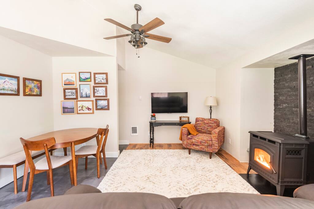 Cozy Mt Hood Cabin -King bed- pool opens June 14!