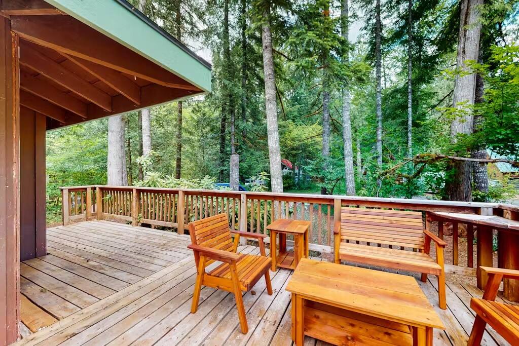 Cozy Mt Hood Cabin -King bed- pool opens June 14!