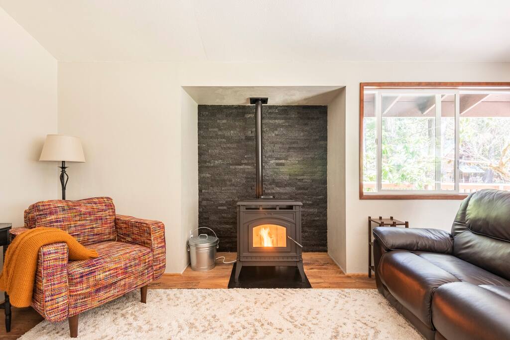Cozy Mt Hood Cabin -King bed- pool opens June 14!