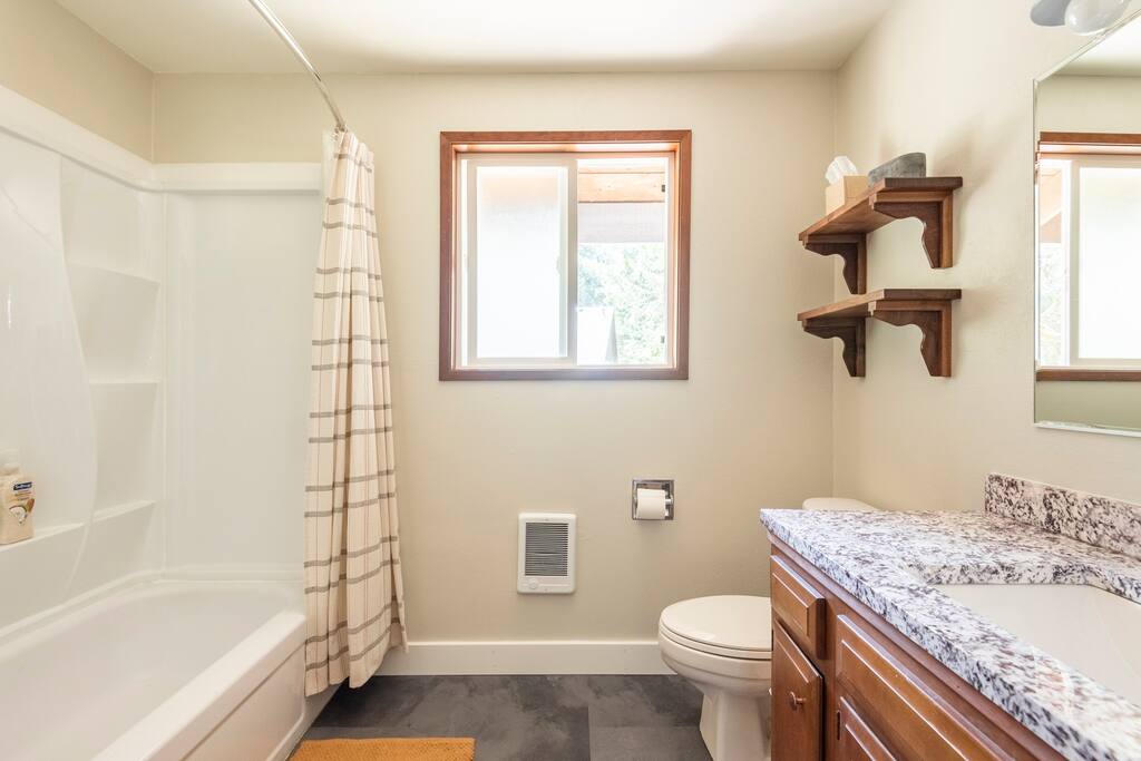Cozy Mt Hood Cabin -King bed- pool opens June 14! - Rhododendron