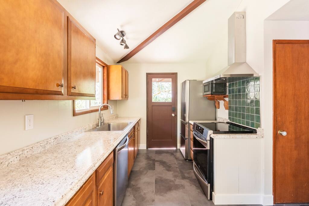 Cozy Mt Hood Cabin -King bed- pool opens June 14!
