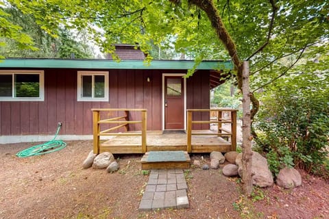 Cozy Mt Hood Cabin - Pool, Wifi, Fire pit