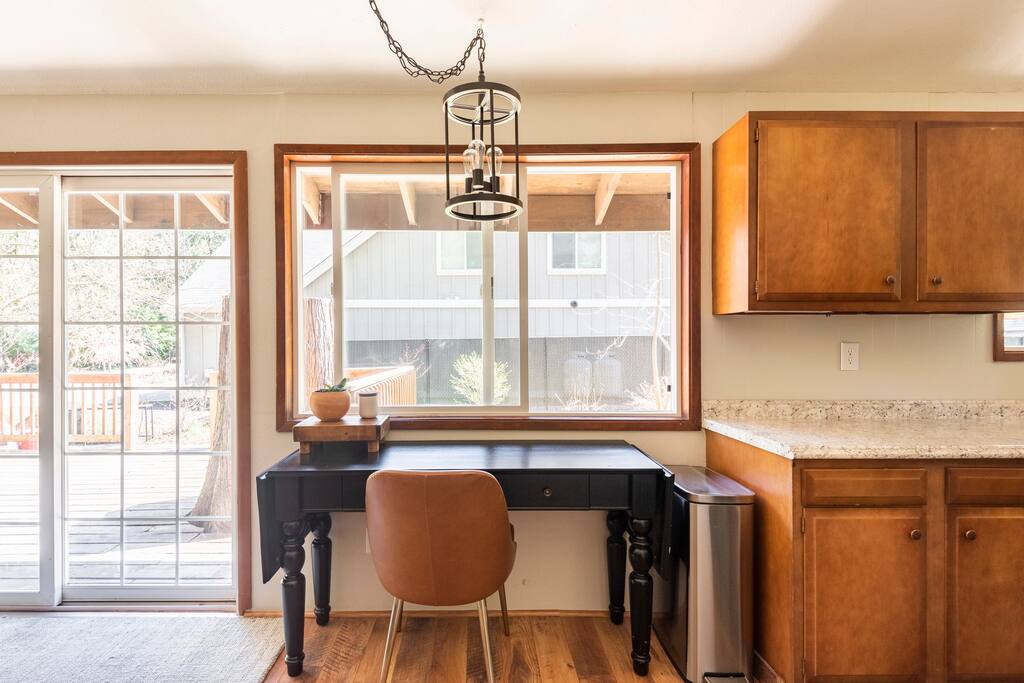 Cozy Mt Hood Cabin -King bed- pool opens June 14!