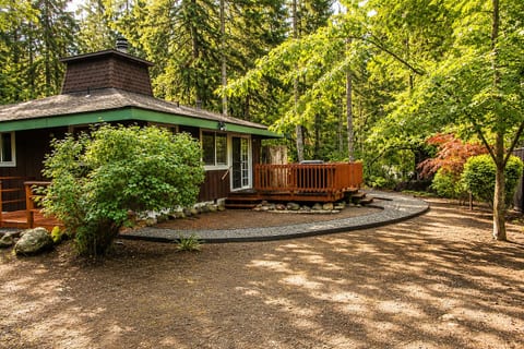 Cozy Mt Hood Cabin - Pool, Wifi, Fire pit