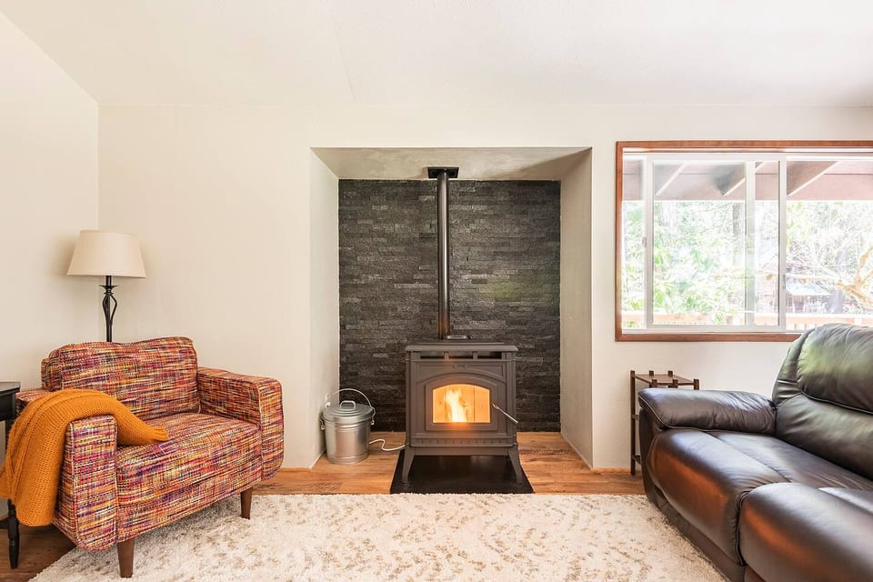 Cozy Mt Hood Cabin - Pool, Wifi, Fire pit - Rhododendron