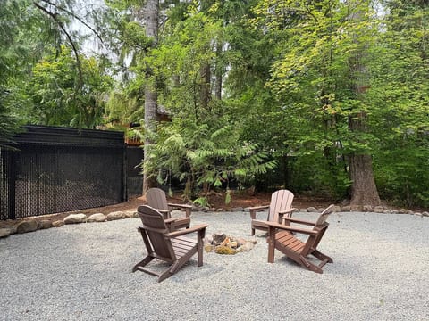 Cozy Mt Hood Cabin - Pool, Wifi, Fire pit