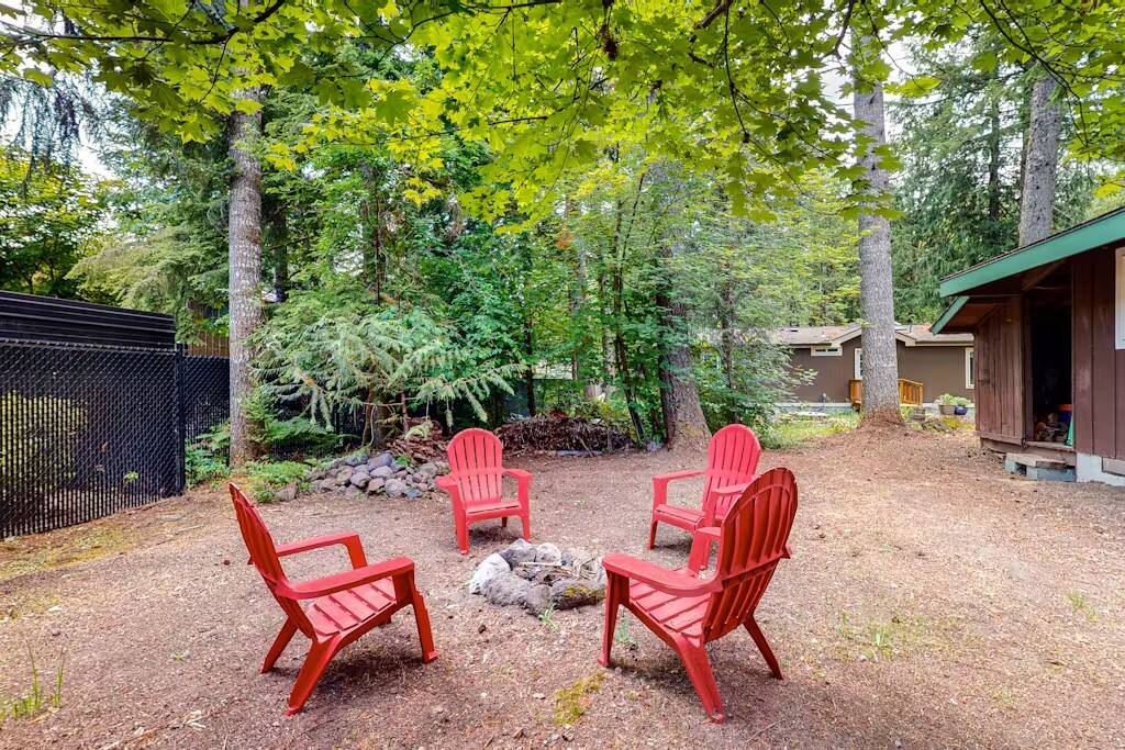 Cozy Mt Hood Cabin -King bed- pool opens June 14!