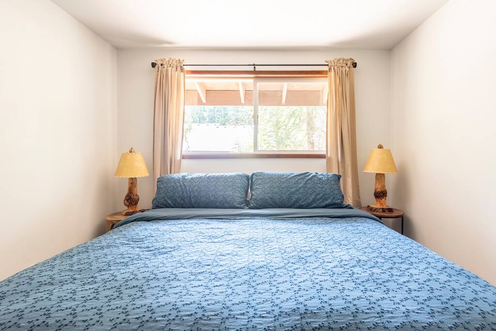 Cozy Mt Hood Cabin -King bed- pool opens June 14!