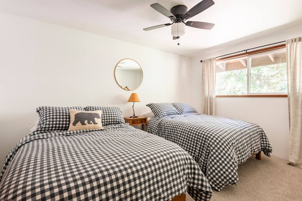 Cozy Mt Hood Cabin -King bed- pool opens June 14!