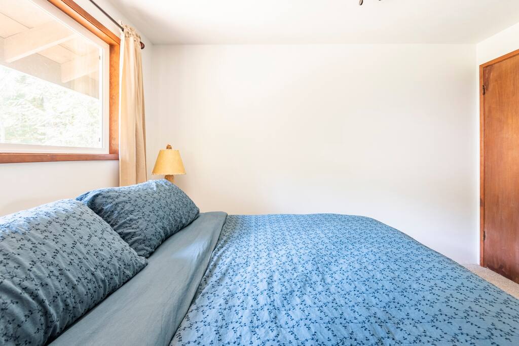Cozy Mt Hood Cabin -King bed- pool opens June 14!