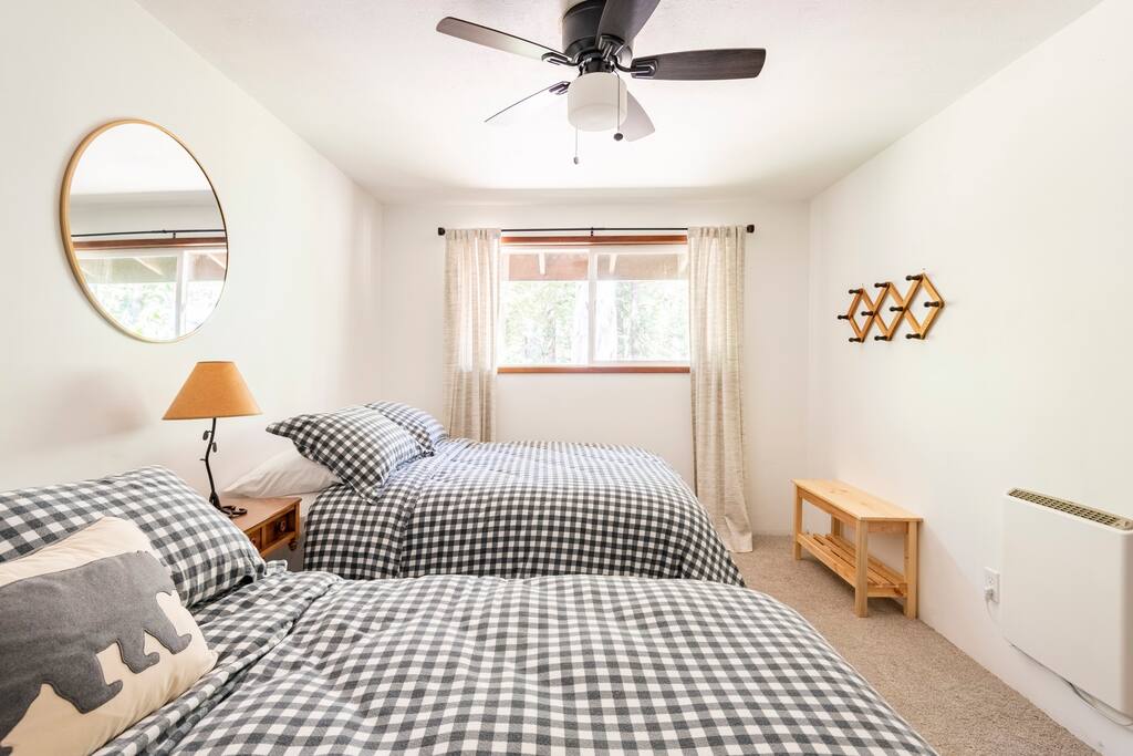 Cozy Mt Hood Cabin -King bed- pool opens June 14!