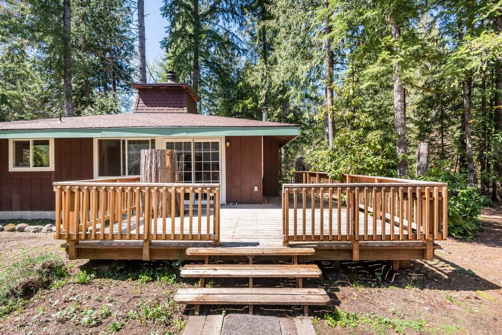 Cozy Mt Hood Cabin -King bed- pool opens June 14!